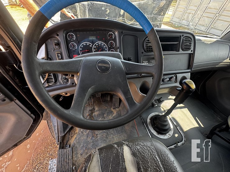 2004-freightliner-business-class-m2-106-image-12