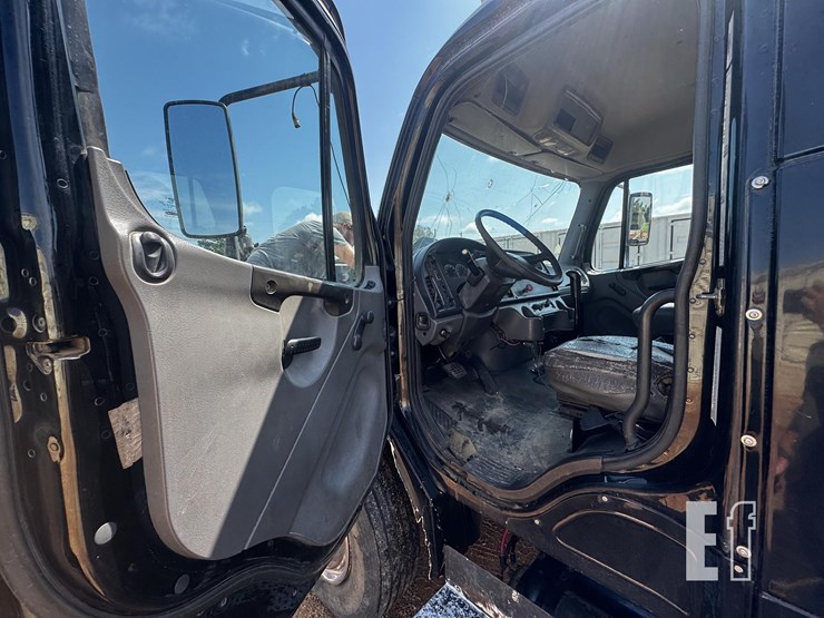 2004-freightliner-business-class-m2-106-image-10