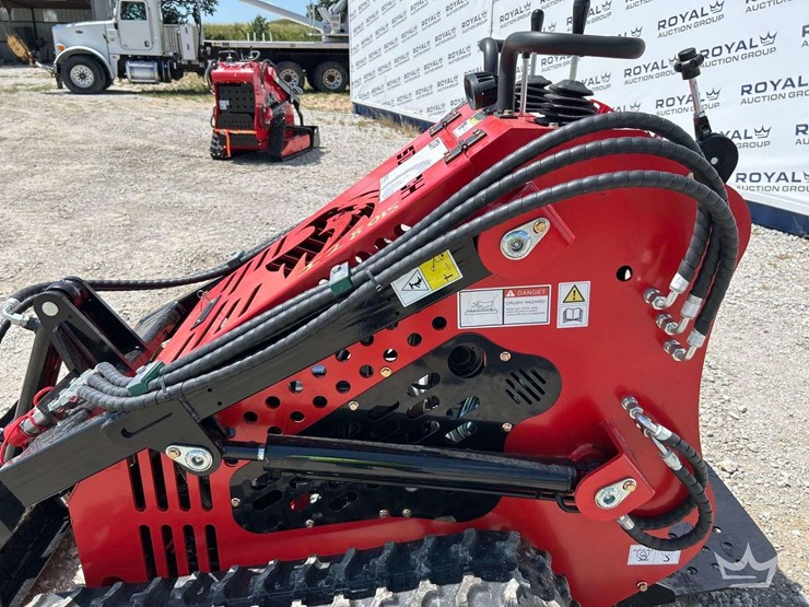 mini-skid-steer-loader-image-12