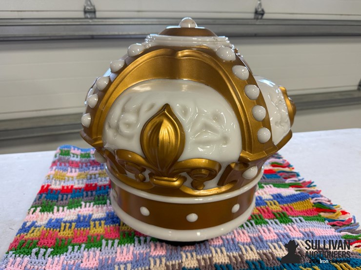 gold-crown-gas-pump-globe-image-2
