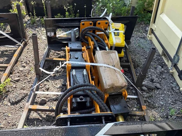 new-giyi-co-hydraulic-skidloader-pile-hammer-attachment-model-gy-d680-image-3