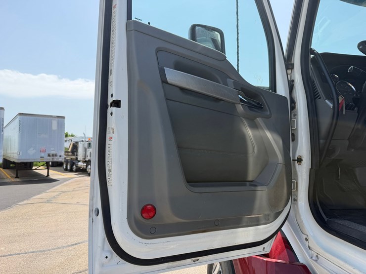 2018-kenworth-t880-image-33