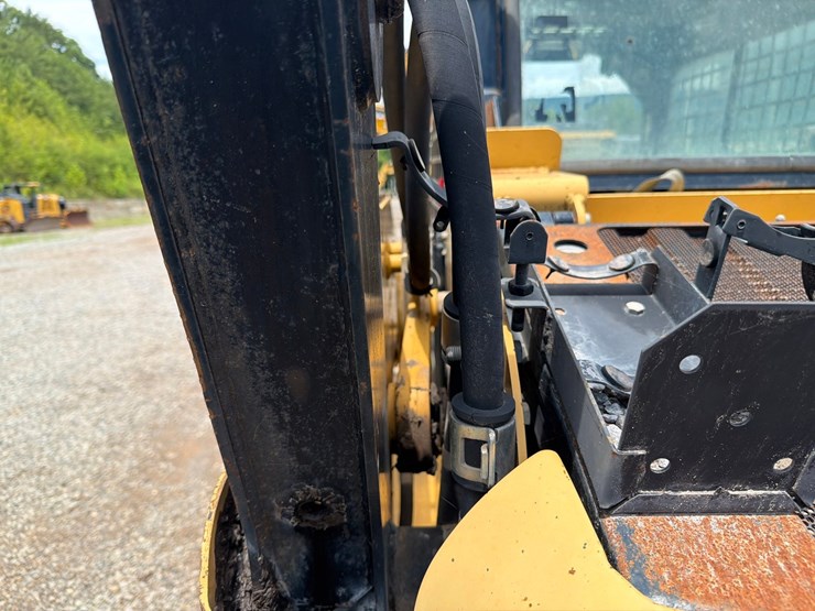 caterpillar-242b-image-23