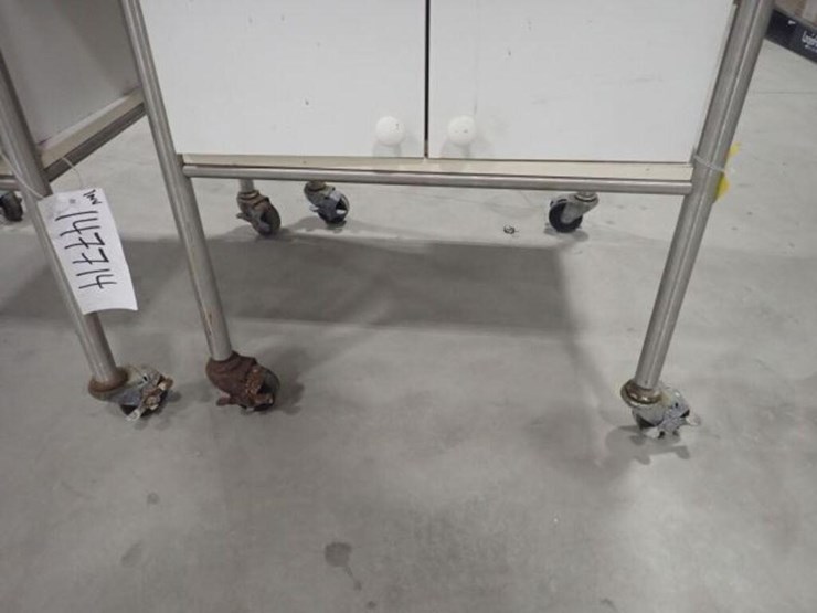 qty-of-(2)-30-in.-x-30-in.-rolling-tables-image-13