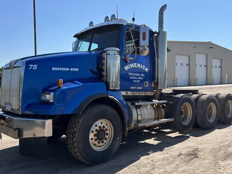 #1433-•-2005-western-star-tri-axle-day-cab-truck-tractor-image-1