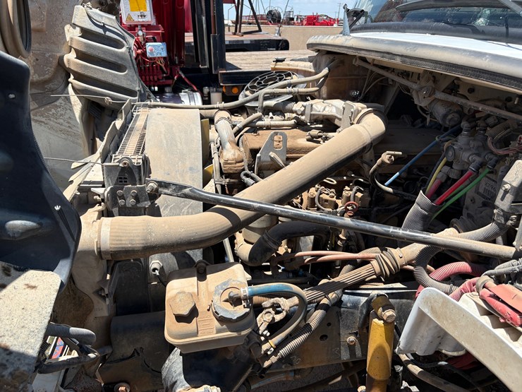 2007-freightliner-m2-106-image-11