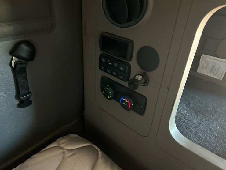 2017-freightliner-cascadia-125-image-88