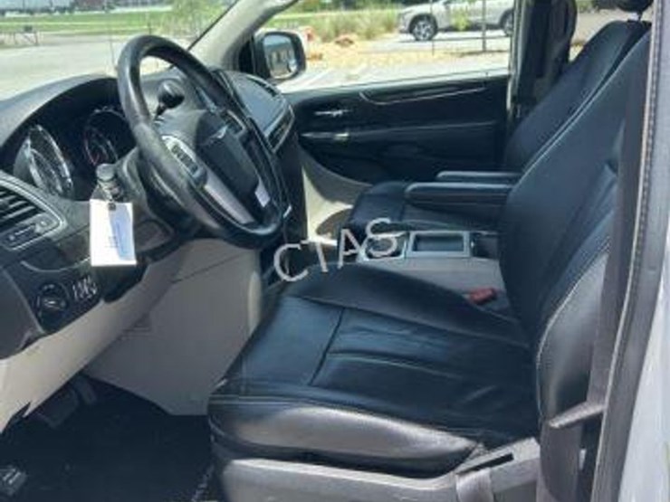 2014-chrysler-town-&-country-image-12