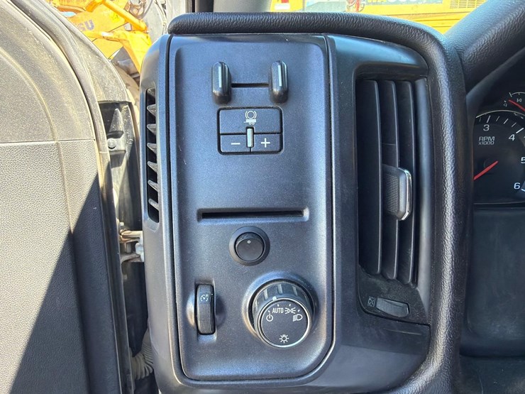 2016-chevrolet-3500-image-25