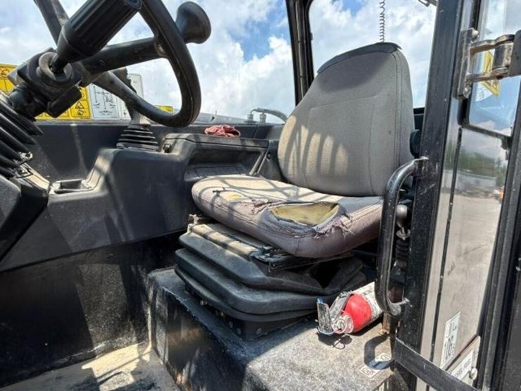 2015-caterpillar-th417c-gc-4wd-telehandler-yc5a125-image-12