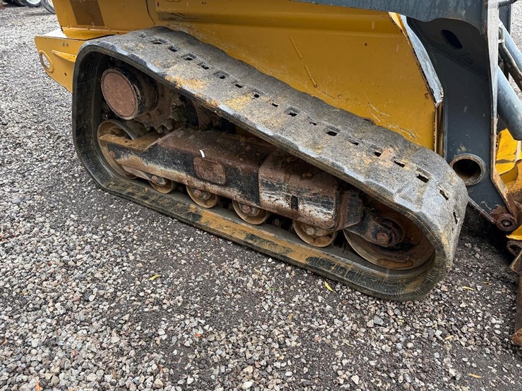 2018-deere-323e-image-12