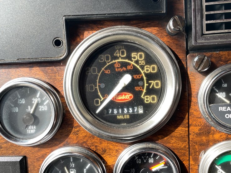 peterbilt-379-image-31