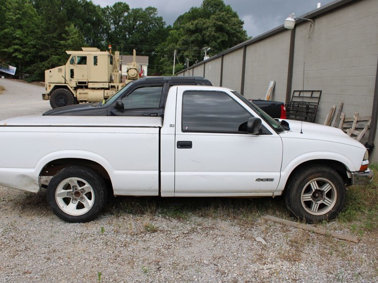 2000-chevrolet-s10-image-3