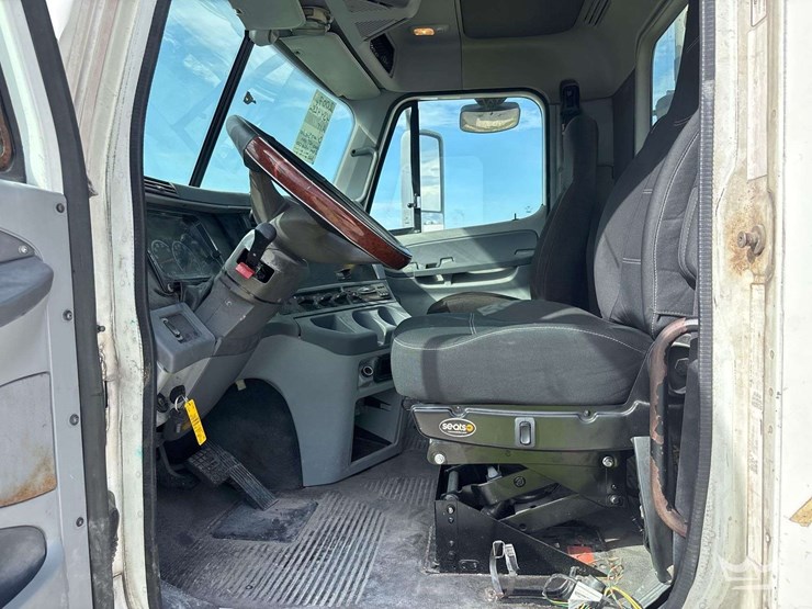 2007-freightliner-columbia-120-image-19