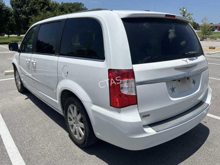 2014-chrysler-town-&-country-image-8