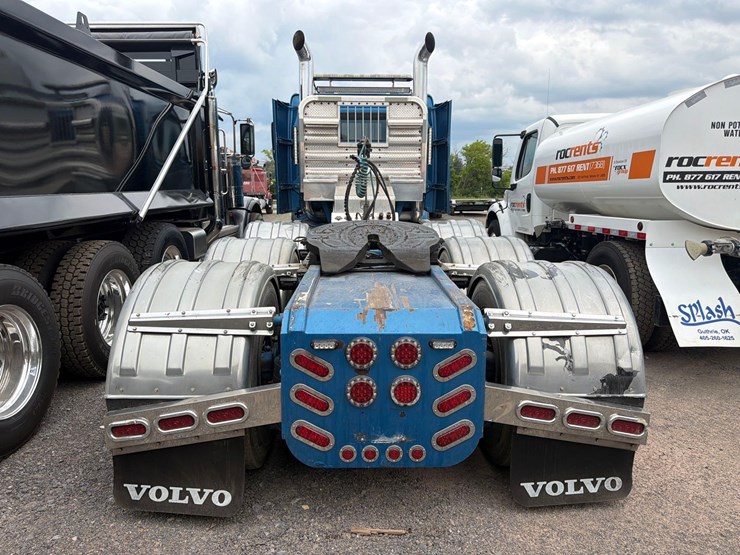 2012-volvo-vhd64-image-5