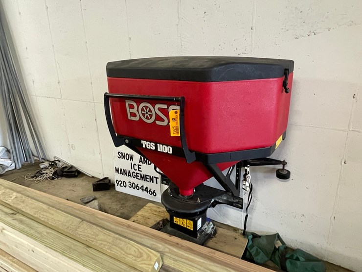 #7925-•-boss-tgs-1100-hitch-mounted-salter-image-1