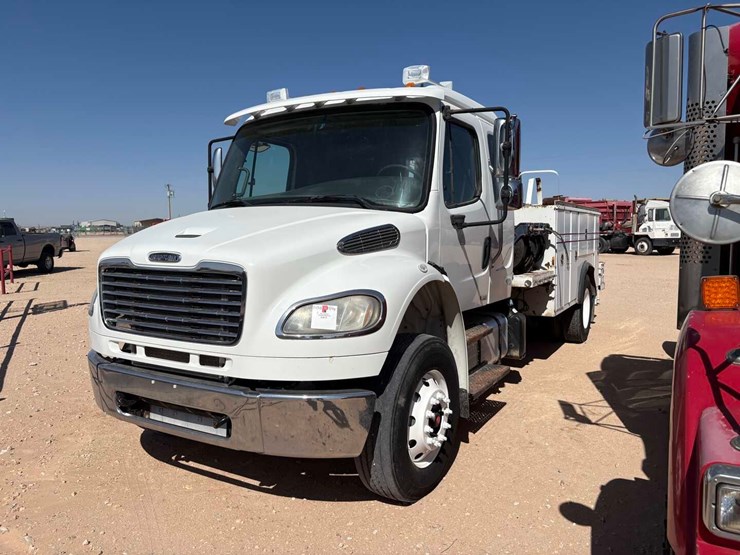 2012-freightliner-m2-106-image-2