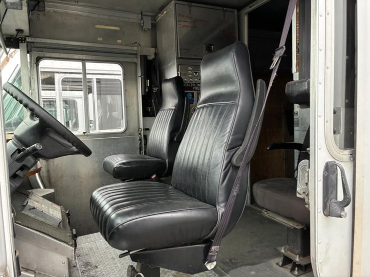 2008-workhorse-w62-image-21