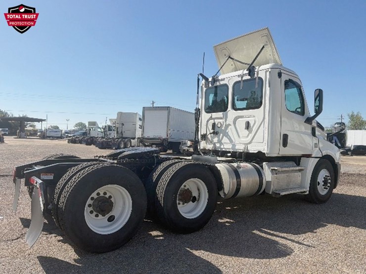 2020-freightliner-cascadia-126-image-2