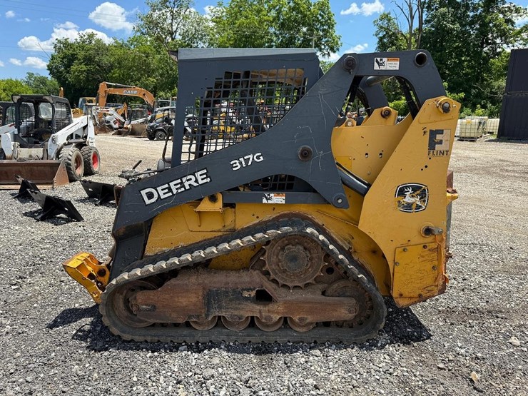 2016-deere-317g-image-1