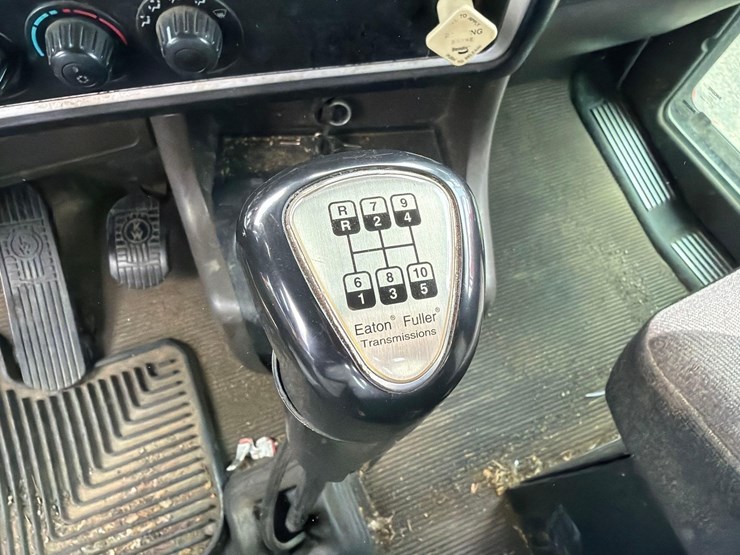 2013-kenworth-t880-image-19