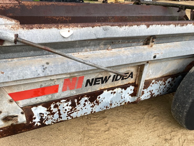 #403-•-new-idea-manure-spreader-image-12