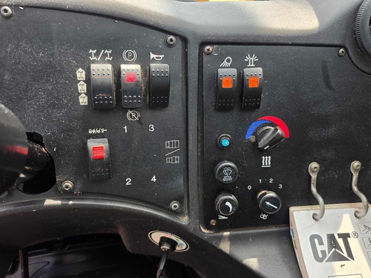 caterpillar-tl1055-image-13