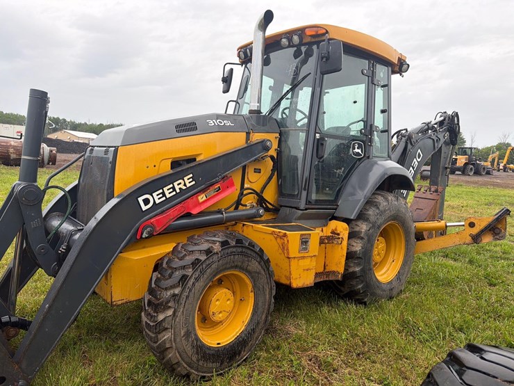 2021-john-deere-310-image-2