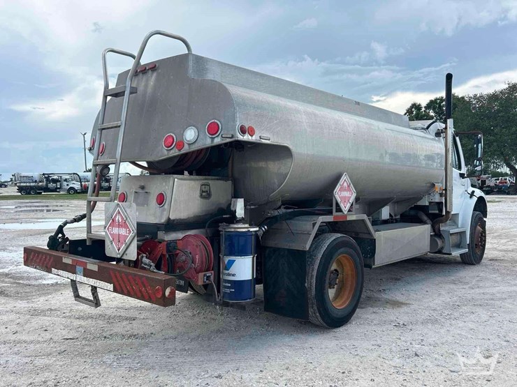 2009-freightliner-m2-106-image-3
