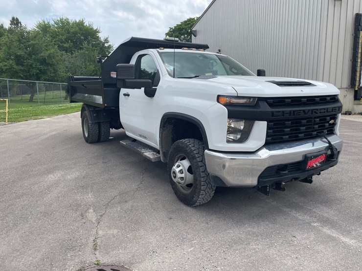 2021-chevrolet-3500-image-3