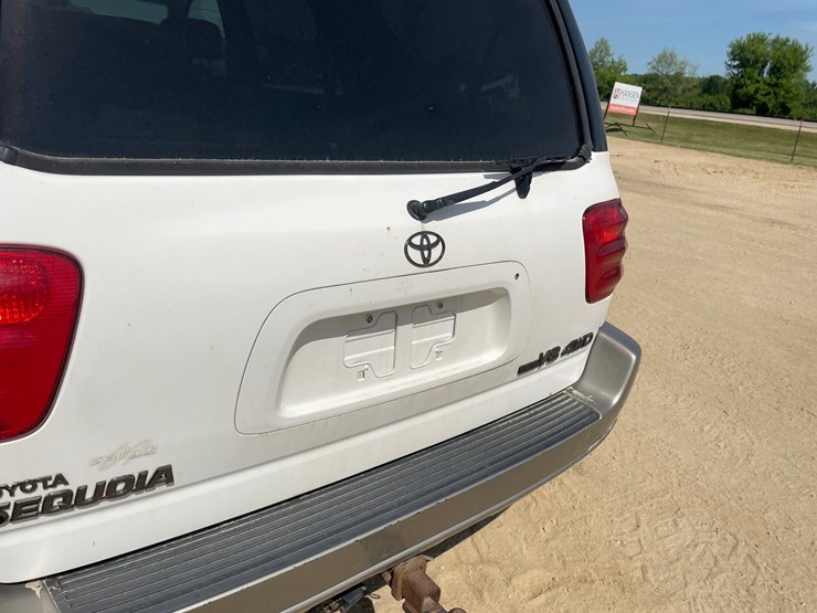 2003-toyota-sequoia-image-26