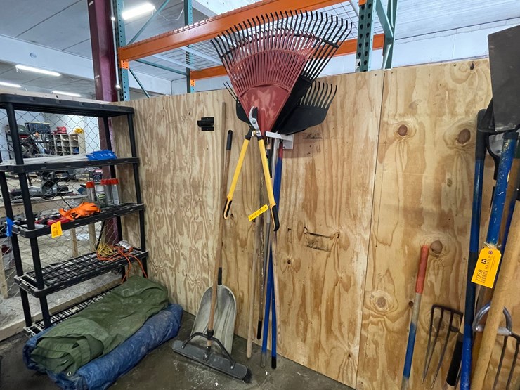 #7937-•-various-handled-tools-image-1