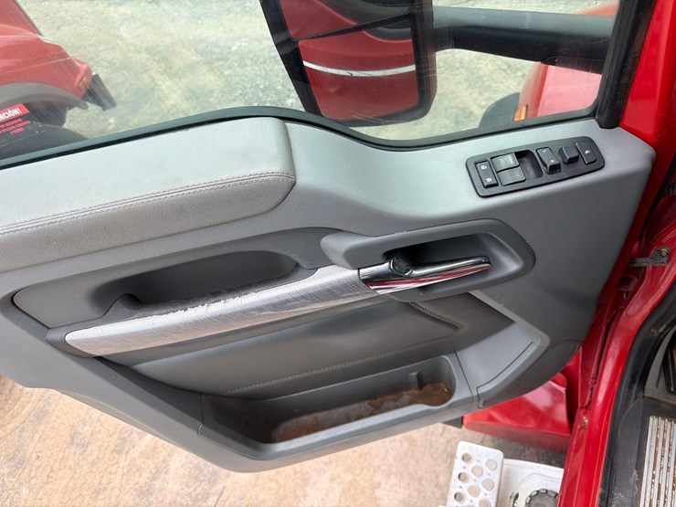 2016-kenworth-t880-image-25