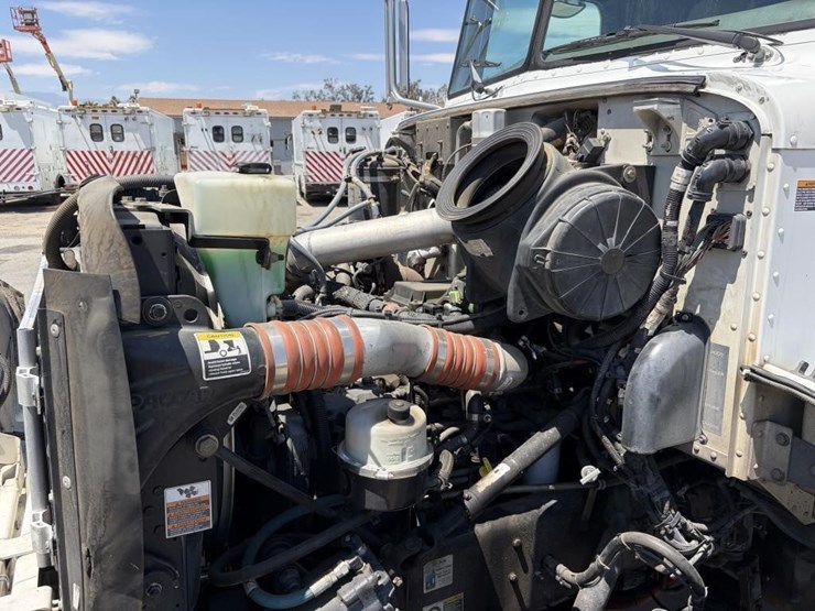 2015-peterbilt-365-image-9