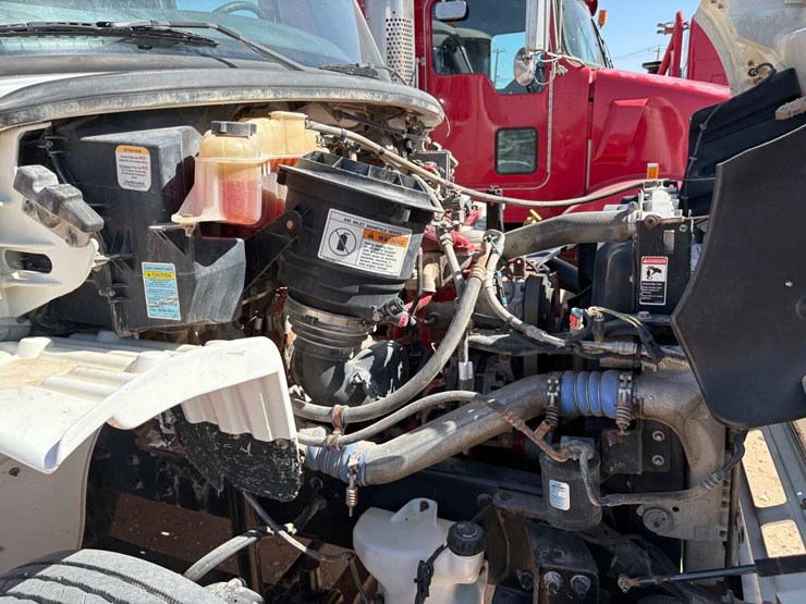 2012-freightliner-m2-106-image-7