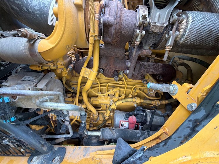 2021-john-deere-310-image-18