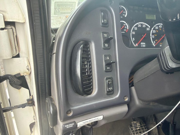 2015-freightliner-m2-106-image-22
