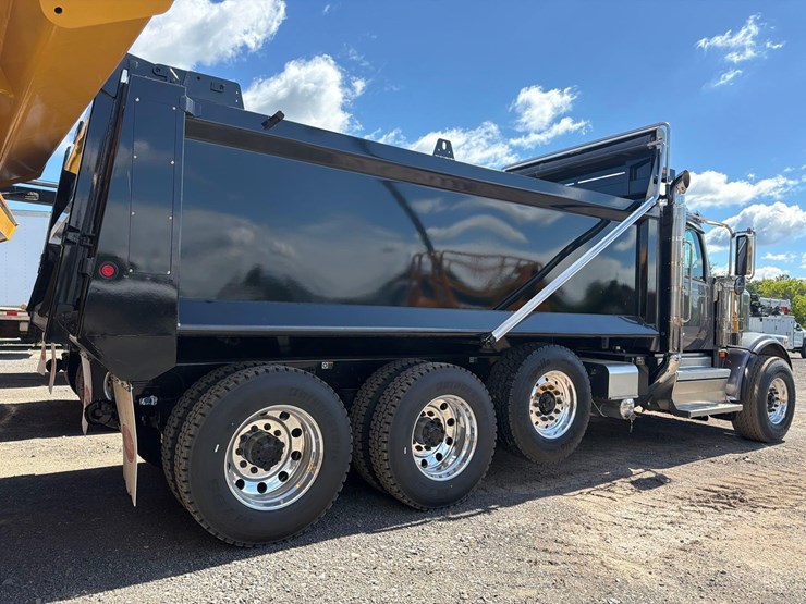 2026-peterbilt-589-image-4