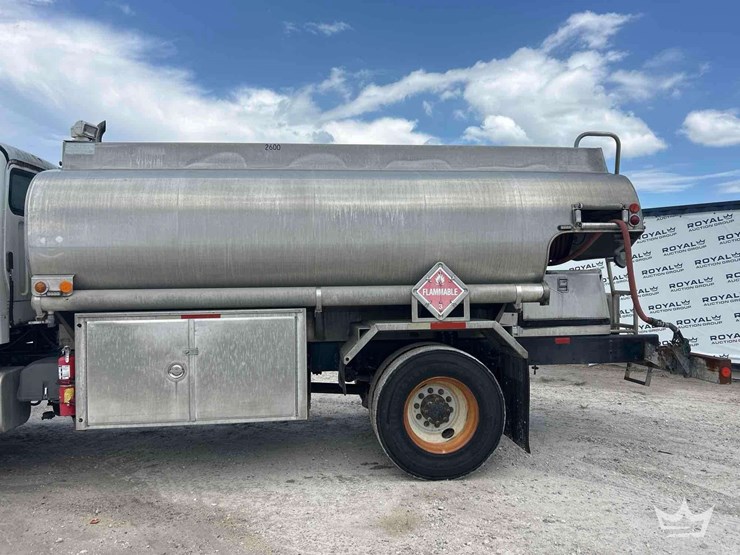 2009-freightliner-m2-106-image-11