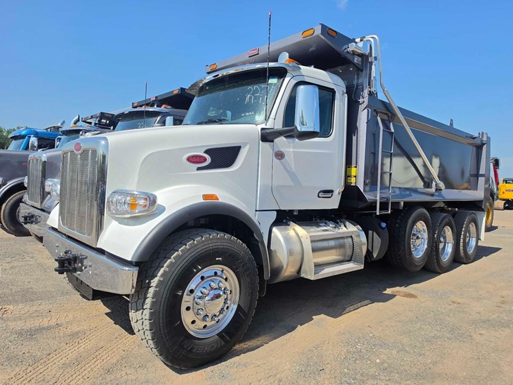 2025-peterbilt-567-image-2
