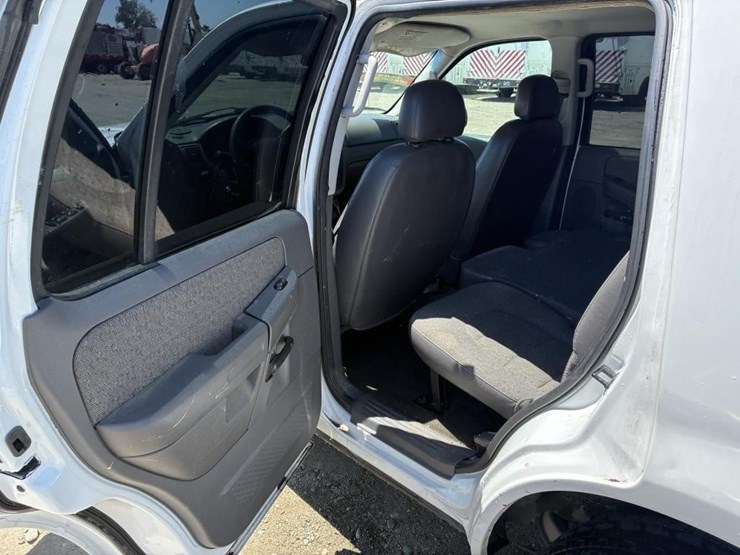 2005-ford-explorer-image-12
