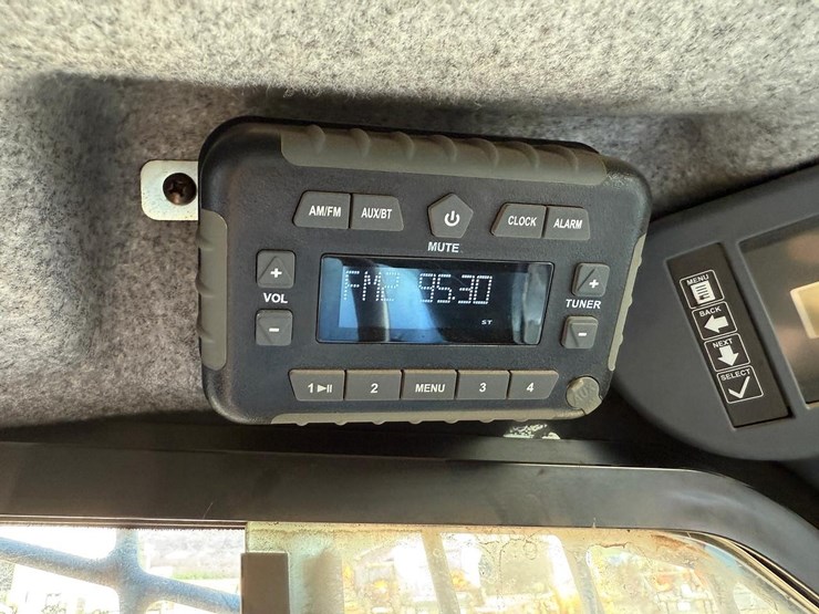 2021-deere-325g-image-26