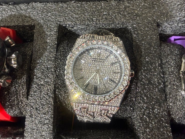 #84578-•-box-of-invicta-watches-image-9