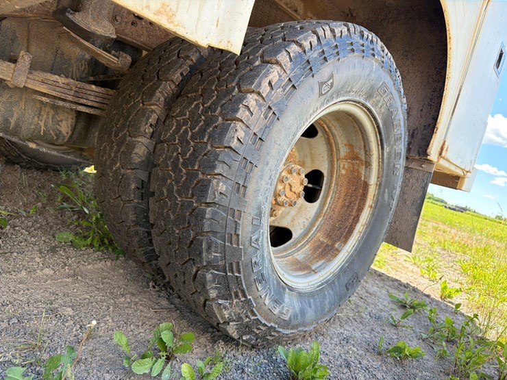 2016-chevrolet-3500-image-8