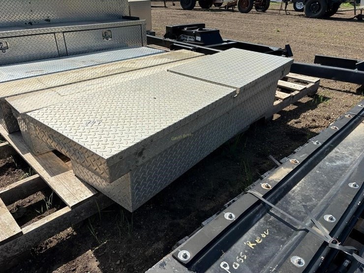 diamond-plate-truck-toolbox-image-1