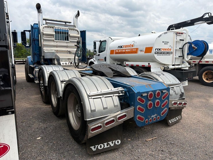 2012-volvo-vhd64-image-4