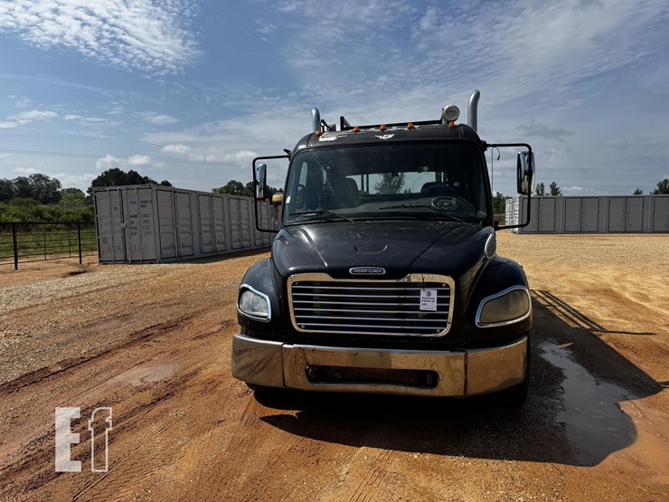 2004-freightliner-business-class-m2-106-image-3