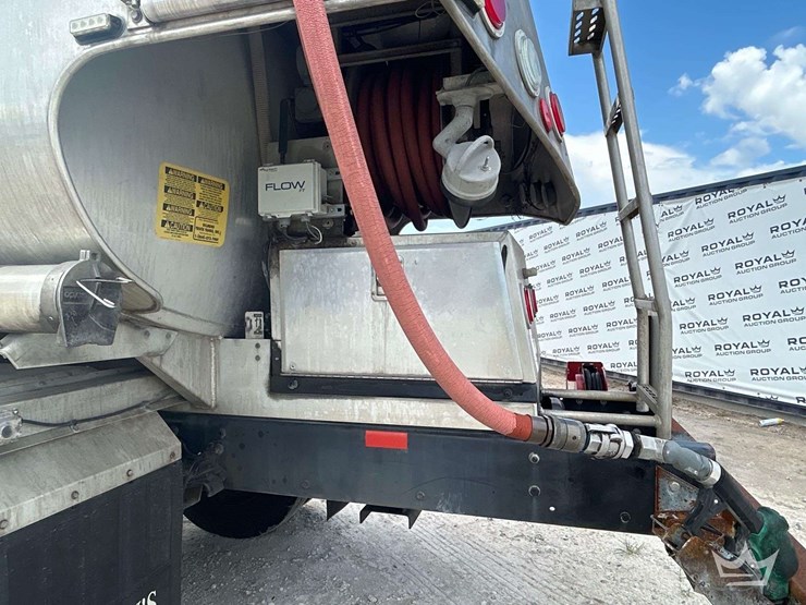 2009-freightliner-m2-106-image-15