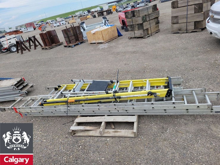 pallet-of-variety-sizes-of-ladders-image-5